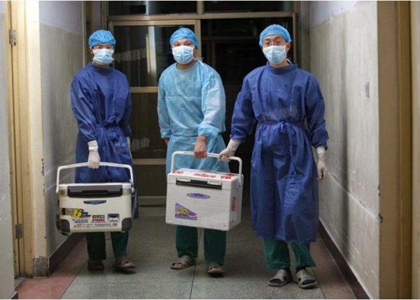 Chinese doctors carry fresh organs for transplant at a hospital in Henan Province on Aug. 16, 2012. (Screenshot/Sohu.com)