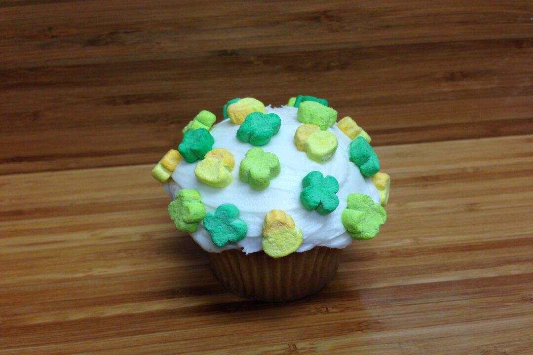 Recipe: Vanilla Cupcakes With Green ‘Lucky Charms Cereal Milk’ Frosting Topped With Lucky Charms