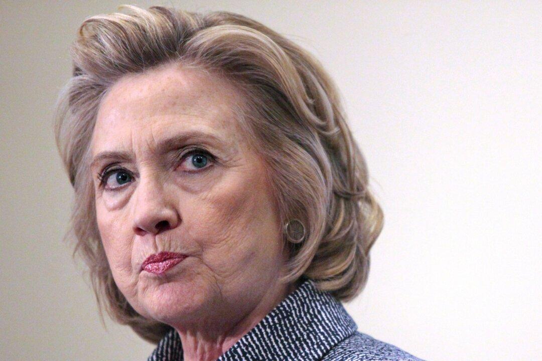 Clinton Email Server Setup Risked Intrusions