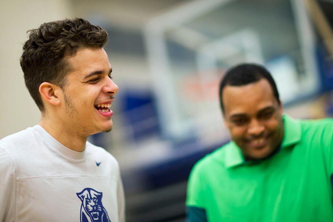 RJ Hunter’s Game-Winning 3-Pointer Knocks His Injured Father Out of His Chair (Video)