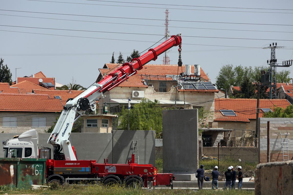 Israel OKs Settlement Building Amid Standoff With Settlers