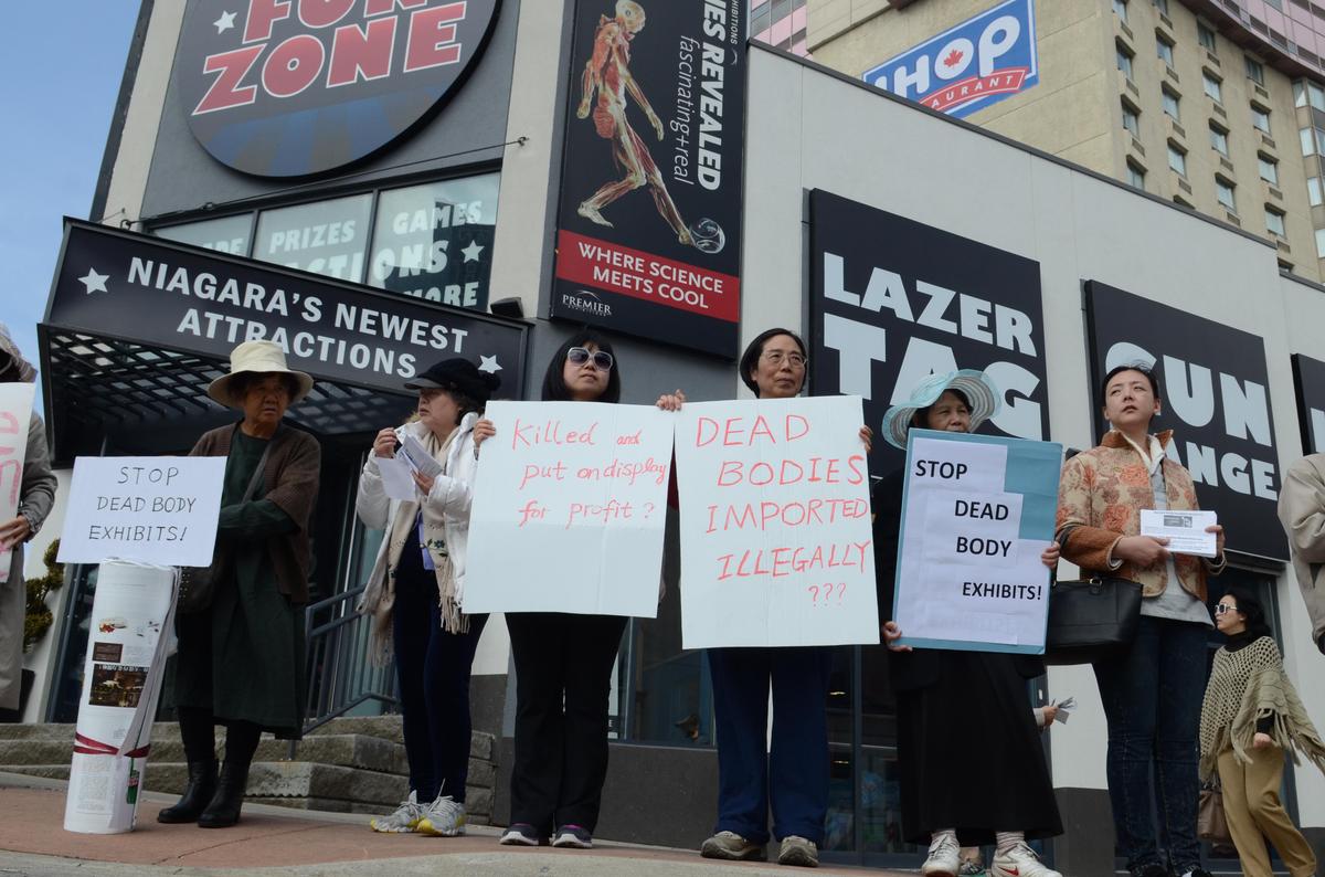 Hundreds Protest ‘Bodies Revealed’ Exhibit of Plastinated Corpses in Niagara
