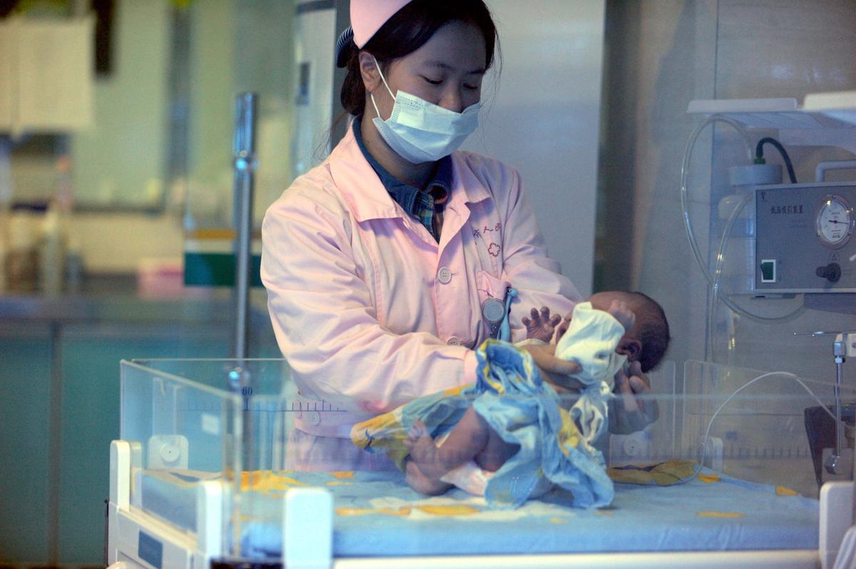 Chinese Baby Traffickers Make Pregnant Women Hide in Pig Farms