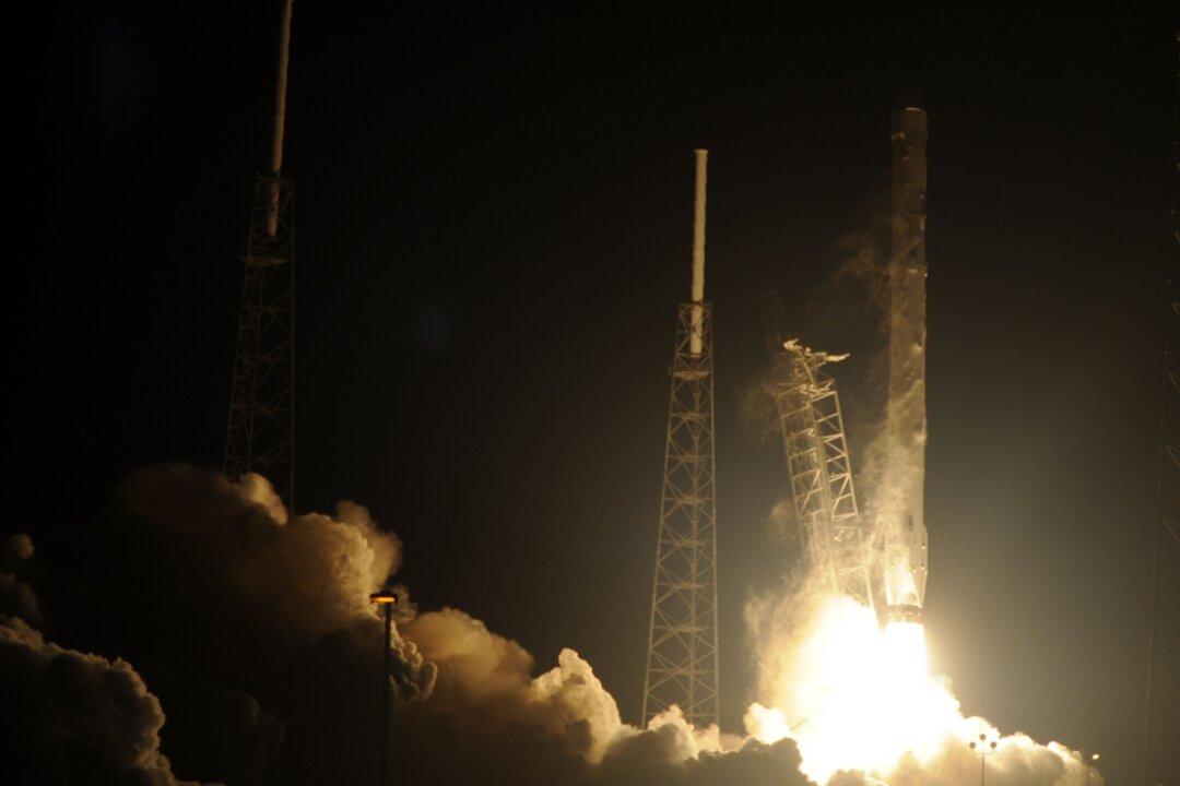 Texas-Based Billionaires Face Off in Private Space Race