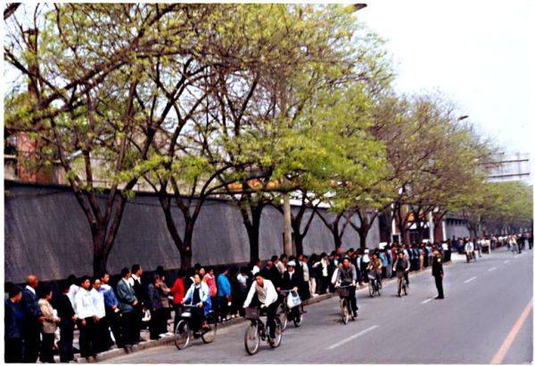 Falun Gong practitioners gathered around Zhongnanhai to silently and peacefully appeal for fair treatment on Apr. 25, 1999. (Photo courtesy Clearwisdom.net)