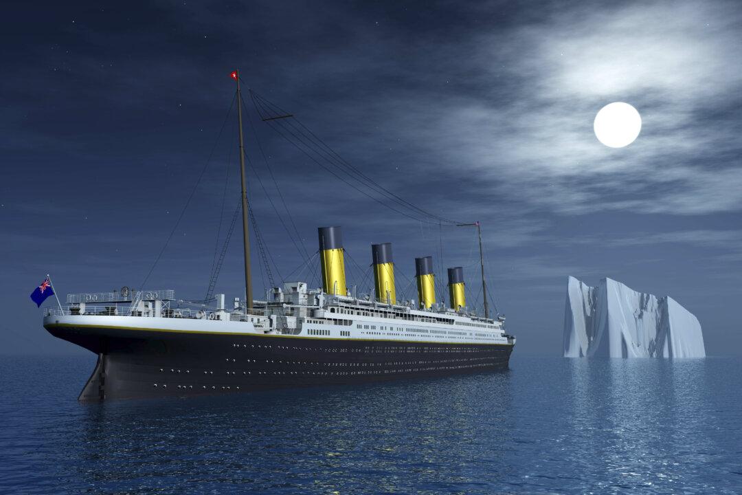 Touristic Expedition to Titanic’s Remains
