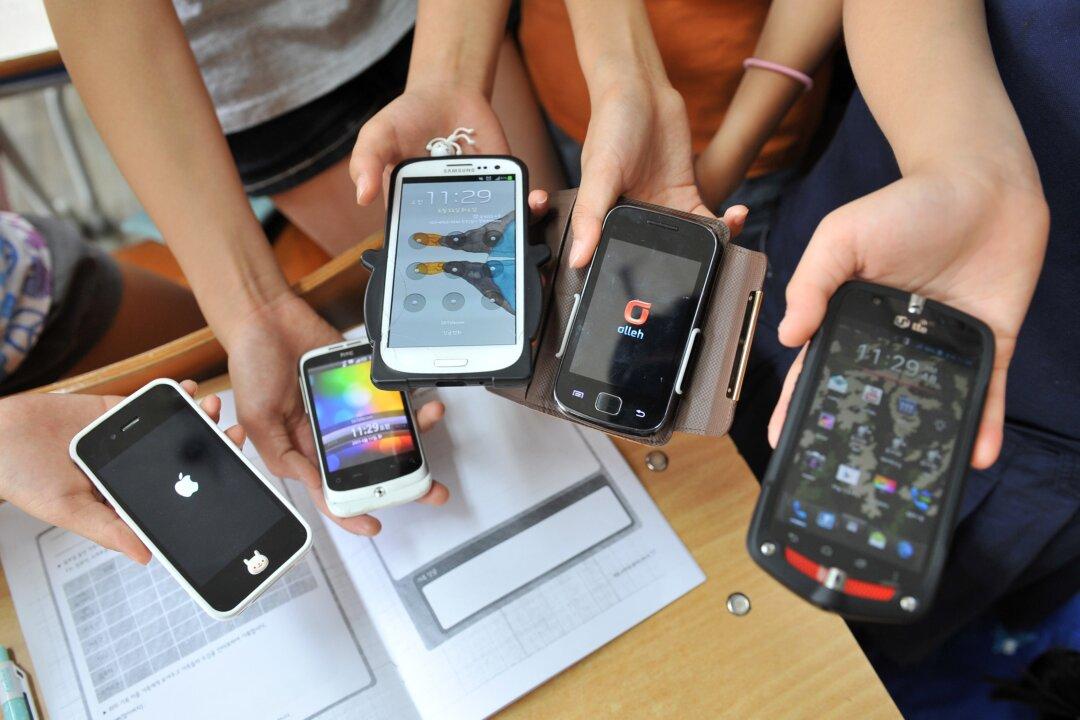 How Smart Is It to Allow Students to Use Mobile Phones at School?