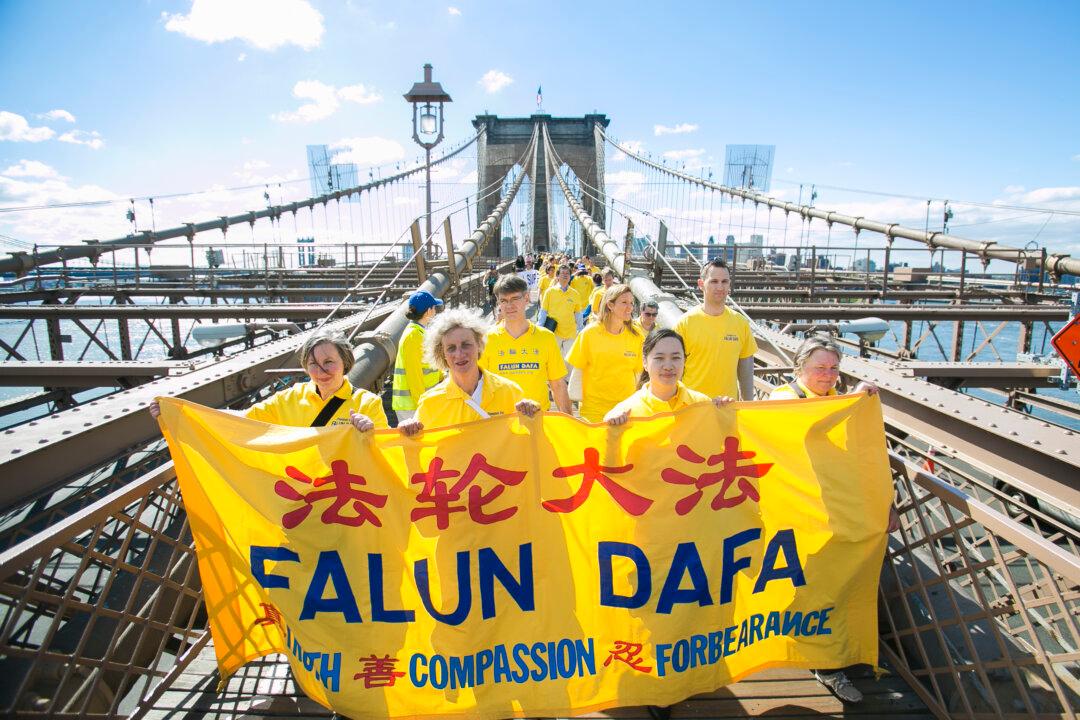 From Europe to Brooklyn: Hundreds Stream Across Brooklyn Bridge for Human Rights in China