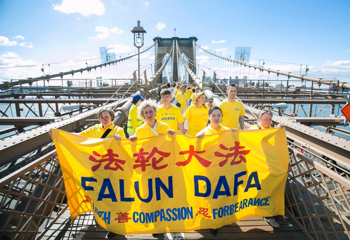 From Europe to Brooklyn: Hundreds Stream Across Brooklyn Bridge for Human Rights in China