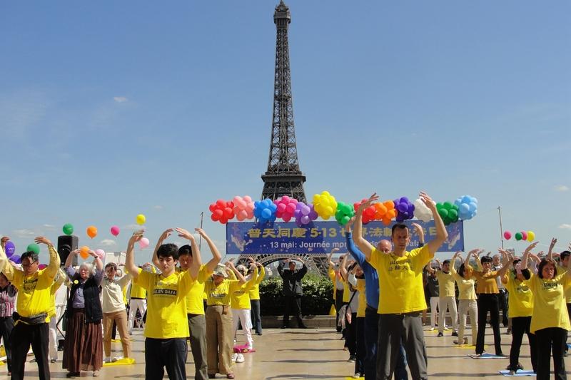 Paris: Falun Dafa Day 2015 in the Square of Freedom and Human rights