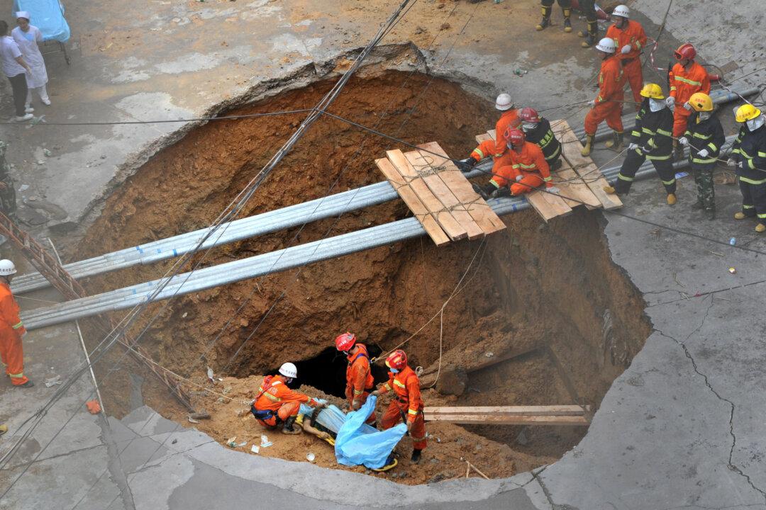 Bus Falls Into Sinkhole in Northwestern China, 6 Dead