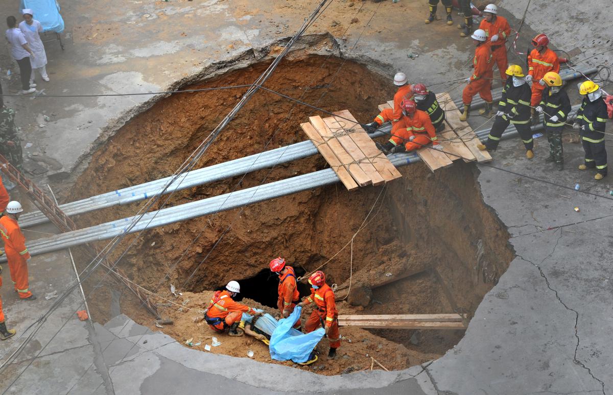 Bus Falls Into Sinkhole in Northwestern China, 6 Dead