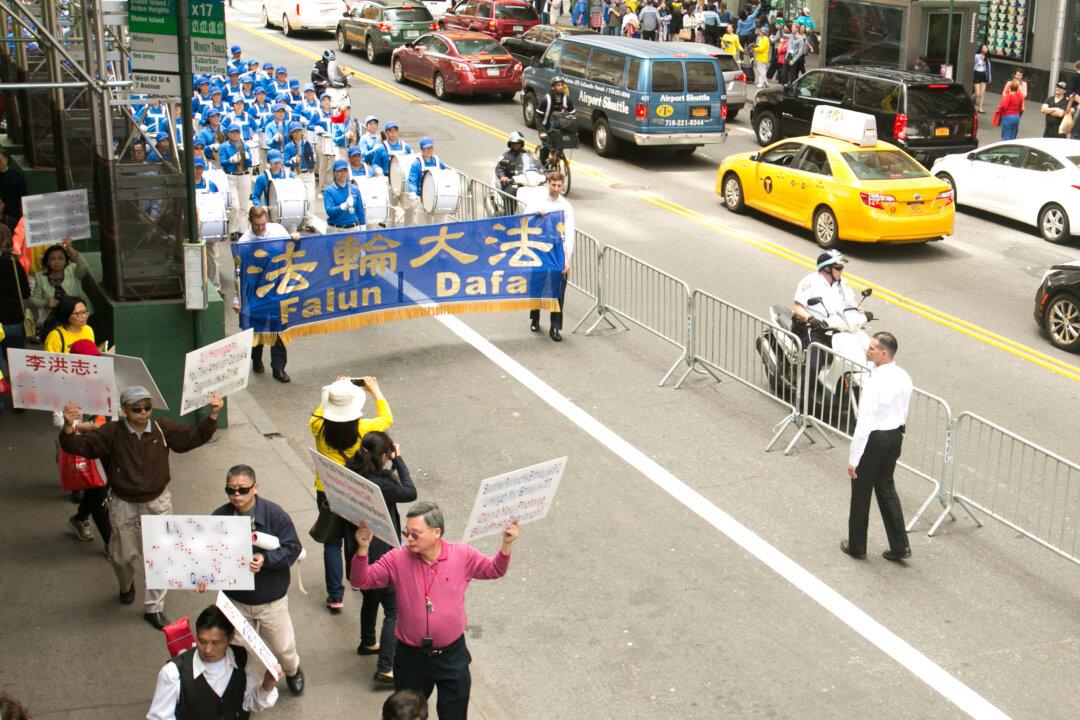 A Pro-Beijing Group Is Heckling Falun Gong and Failing at It
