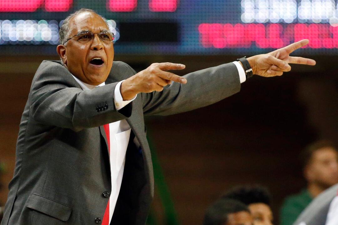 Big-Name Coaches Nonplussed by Shorter Shot Clock