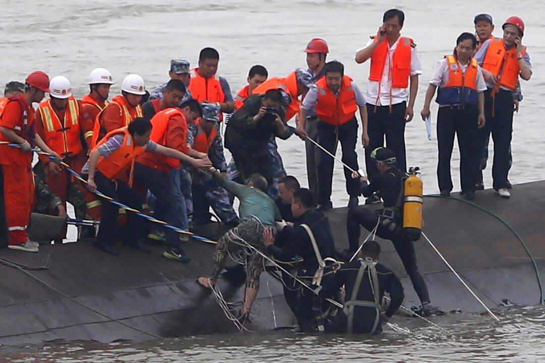 Survivors Pulled From China Boat Capsizing; Hundreds Missing