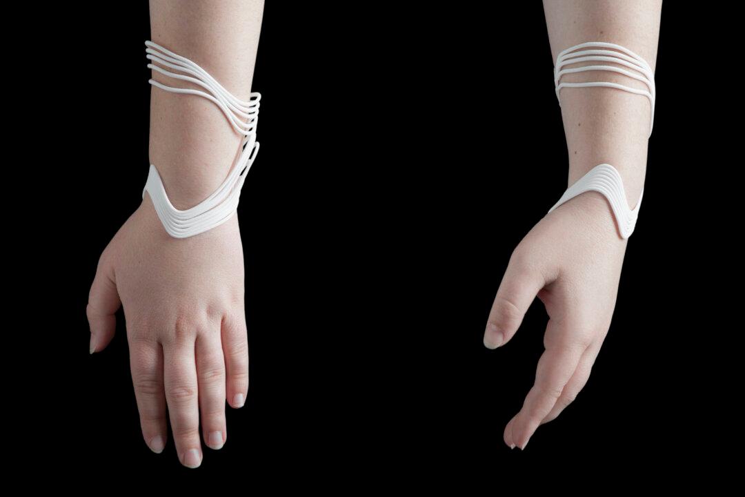 Watch This 3-D Jewelry Get Tailored With Light Projectiions