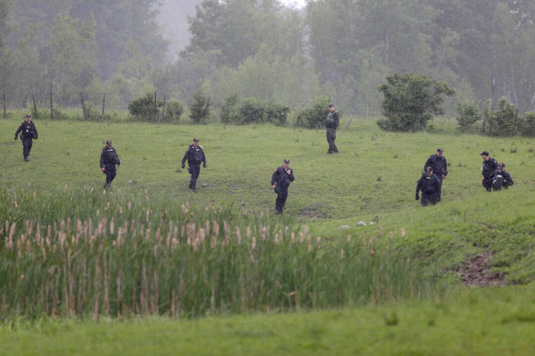 House Searches Resume Near Prison Where 2 Killers Escaped