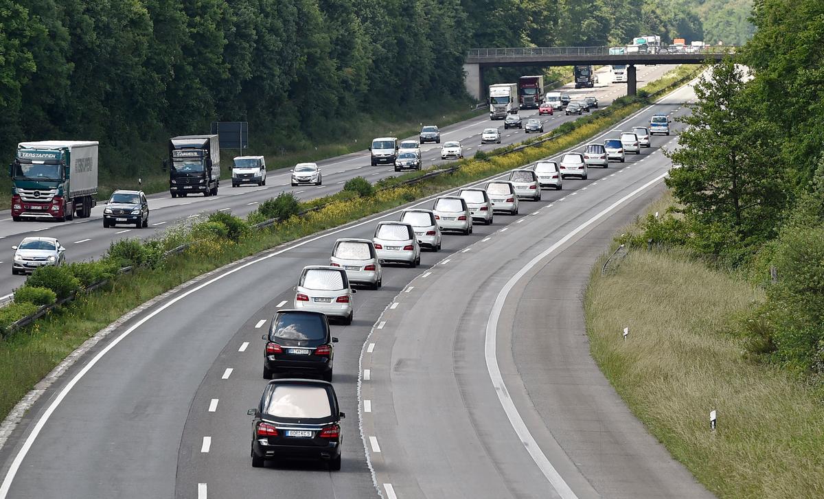 Convoy Brings Home 15 Teens Killed in Germanwings Crash