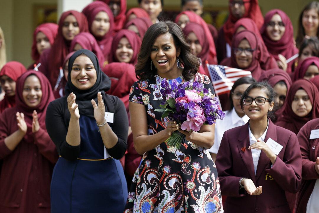 US First Lady Meets London Schoolgirls on Education Tour
