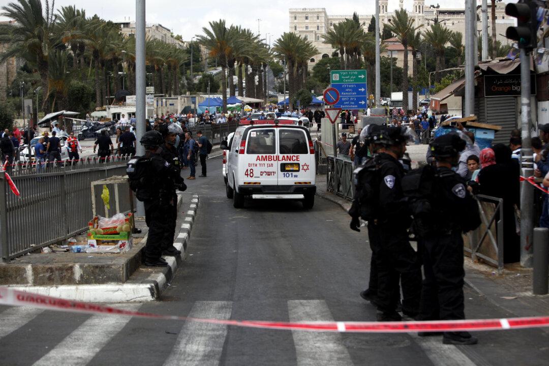 Police: Israeli Police Officer Stabbed in Jerusalem