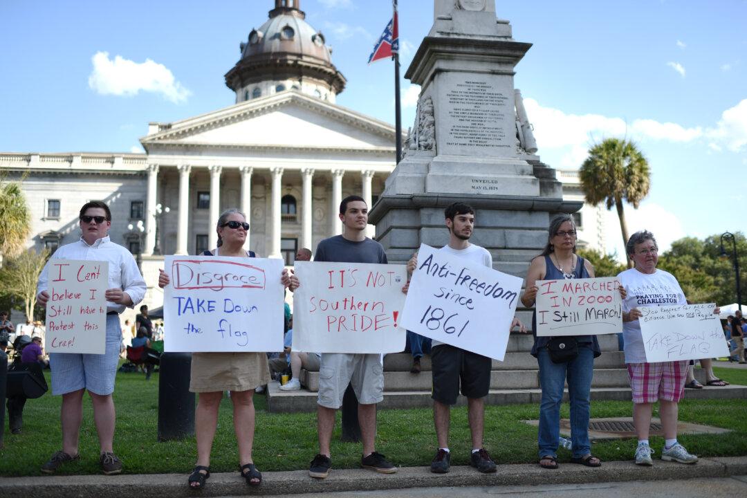 Huckabee: Confederate Battle Flag Should Be up to State