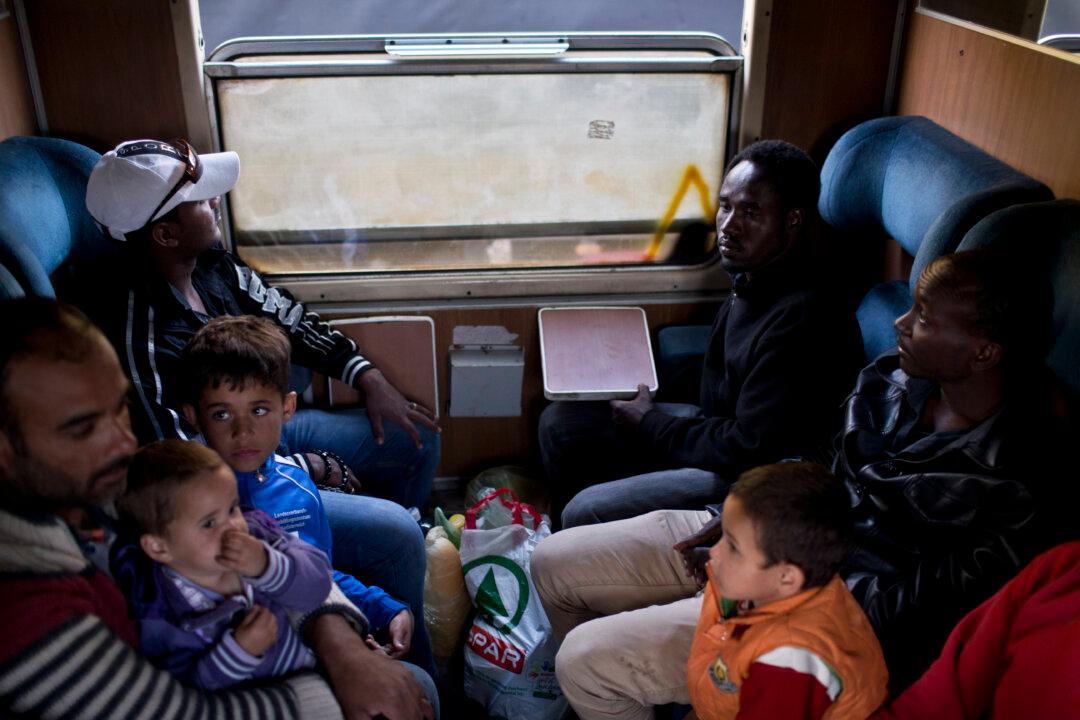 For Eu-minded Migrants, Hungary ‘Wall’ Seen as Little Hurdle