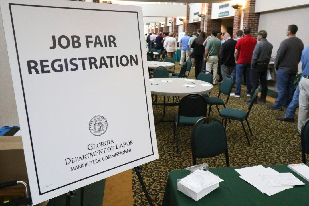 Applications for US Jobless Aid Rise to Still-Low 271,000