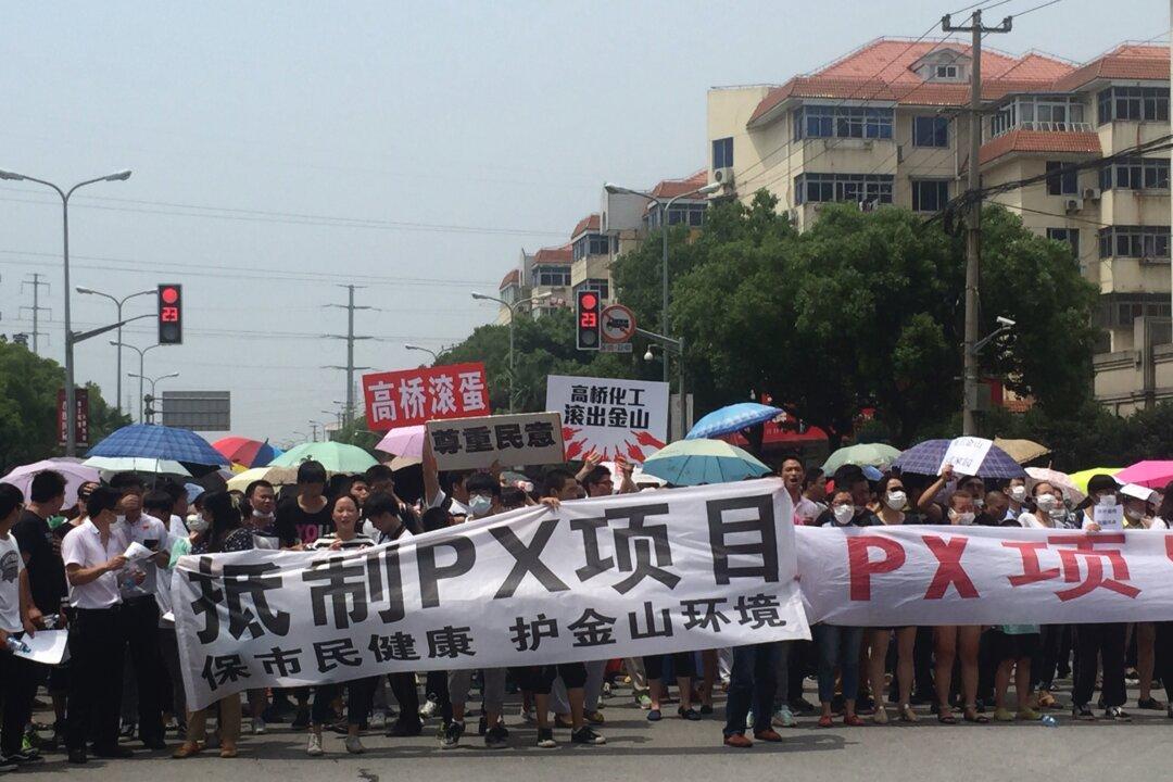 Shanghai Police Disperse Thousands Who Protest Chemical Plant