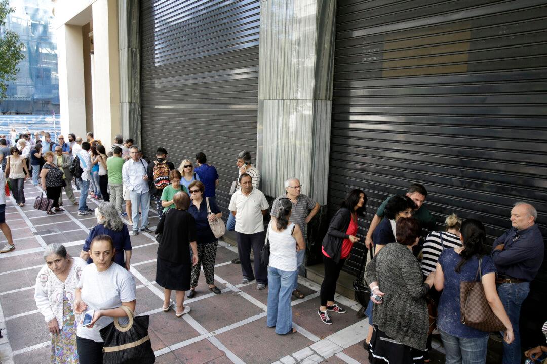 Greeks Flock for Cash in Advance of Referendum on ‘Grexit’