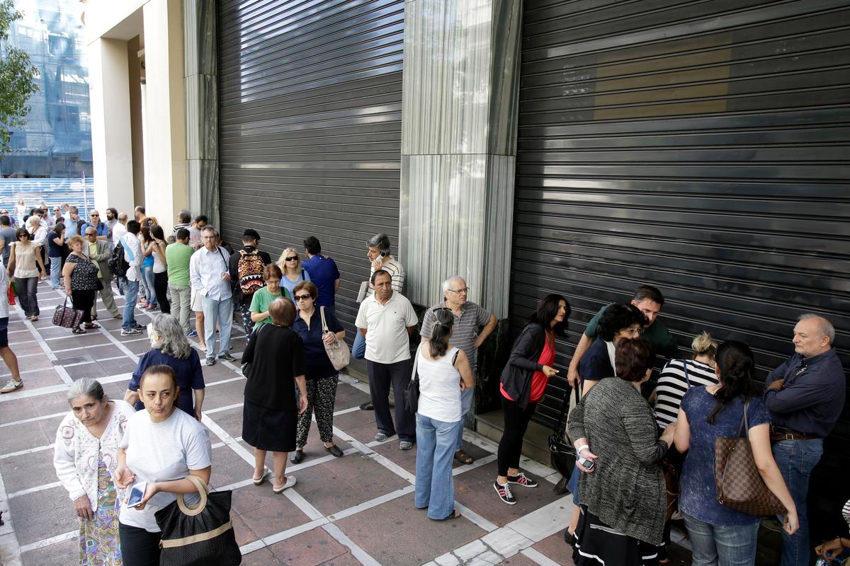 Greeks Flock for Cash in Advance of Referendum on ‘Grexit’
