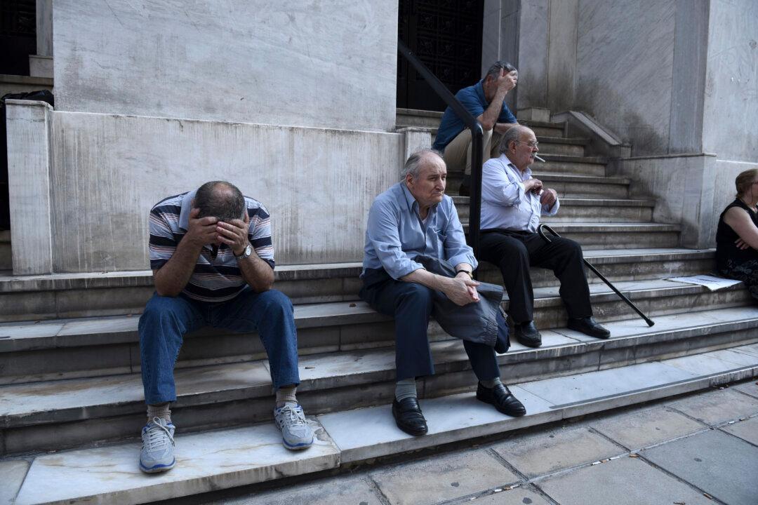 Greeks Hit by Closed Banks, Warnings From Eurozone