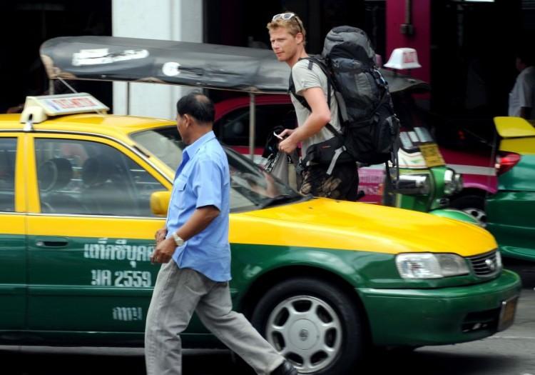 Bangkok Taxi Driver Returns 18 Pounds in Gold Jewelry