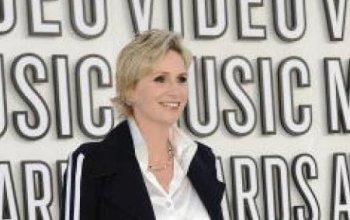 Jane Lynch From ‘Glee’ Hosts ‘Saturday Night Live’