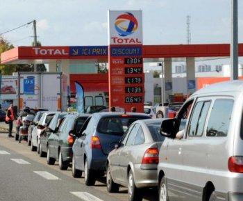 French Strikes Force Cut in Airline Flights