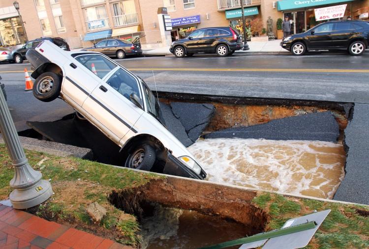 Sinkholes: Recent Sinkholes and Why They Form (Photos)