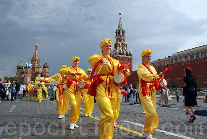 Moscow Police Orchestra Changes Official Tune on Falun Dafa