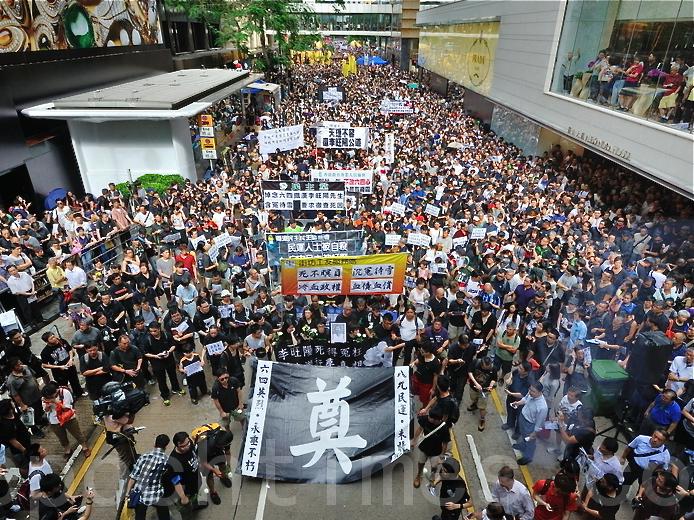 25,000 in Hong Kong Urge Investigation Over Chinese Dissident’s Death