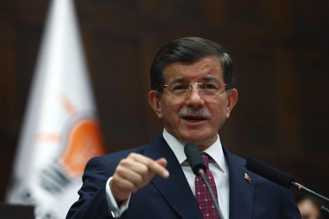 Turkish PM Davutoglu Kicks Off Coalition-Building Talks