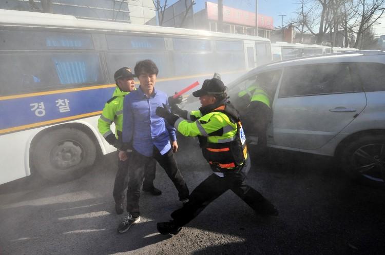 S. Koreans Demand Strong Response to Chinese Stabbing of Coast Guard