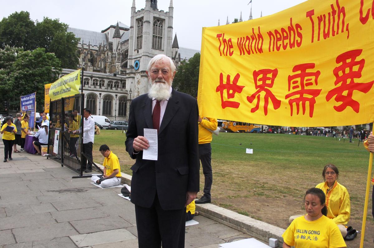 Persecuted for Sixteen Years, Meditators in London Call for Justice