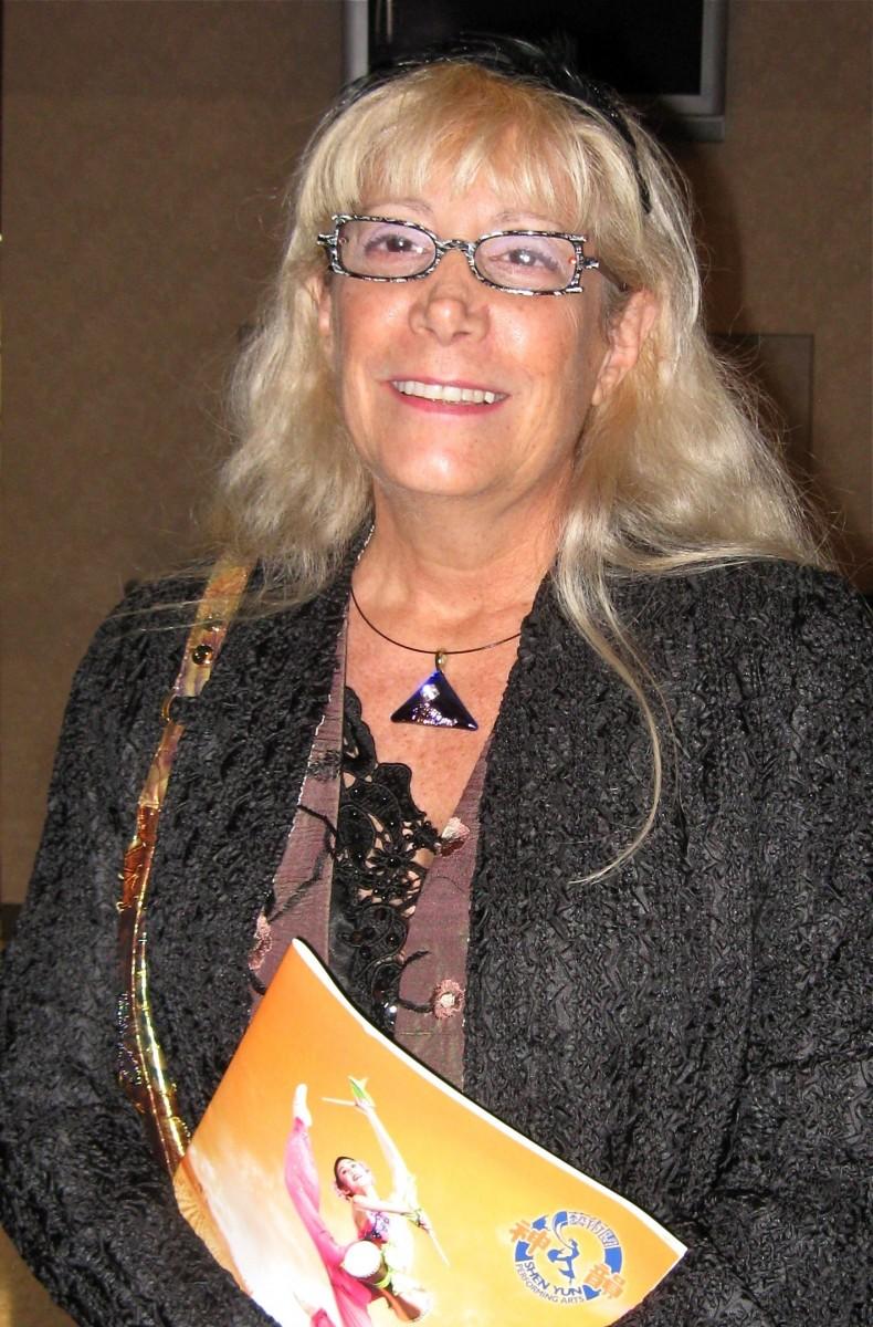 Shen Yun is ‘Euphoric,’ Says Glass Artist