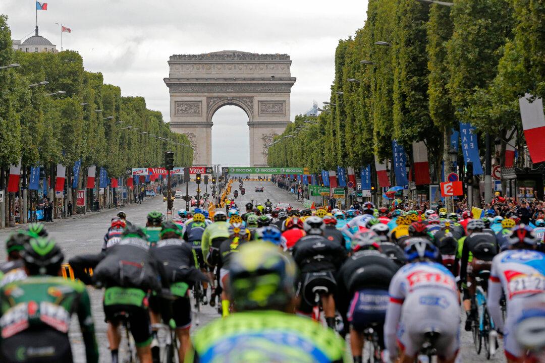 Paris Police Open Fire on Car at Tour de France Barricades