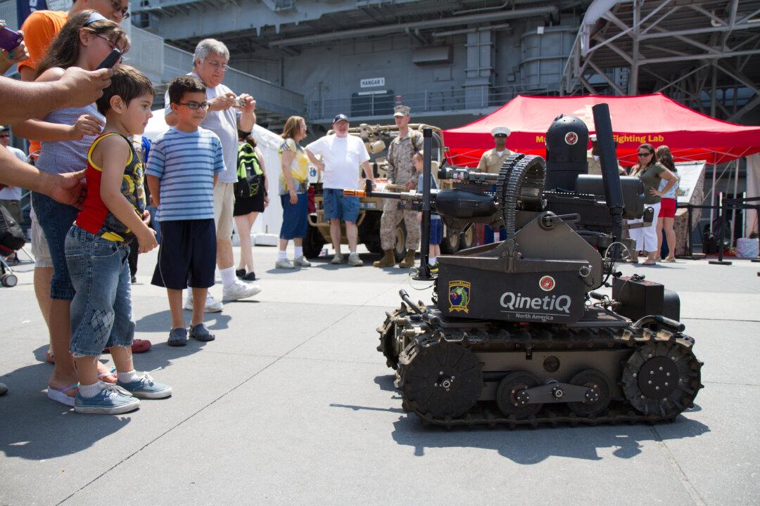 Elon Musk, Stephen Hawking, and Others Urge Ban on Killer Robots