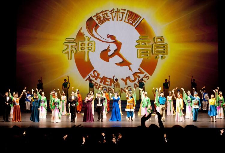 Executive Bank VP Says Shen Yun Speaks Volumes With Few Words