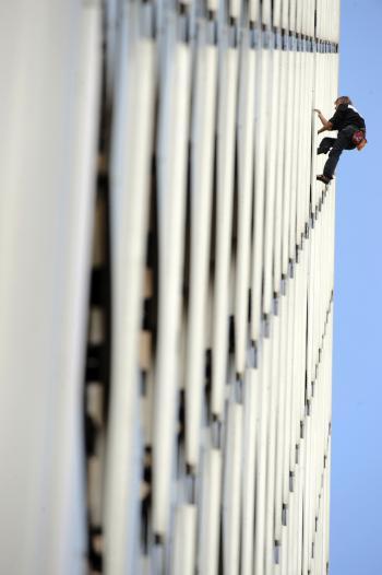 ‘Spiderman’ Aims for Summit of Dubai’s Burj Khalifa