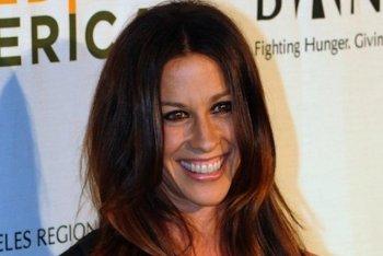 Alanis Morissette Marries Rapper Souleye, Mario Treadway