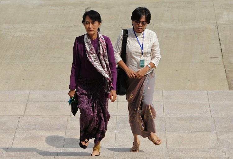 Aung San Suu Kyi Takes Oath of Office in Burma