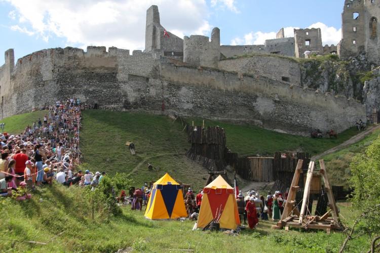 Unemployed to Renovate 20 Slovak Castles