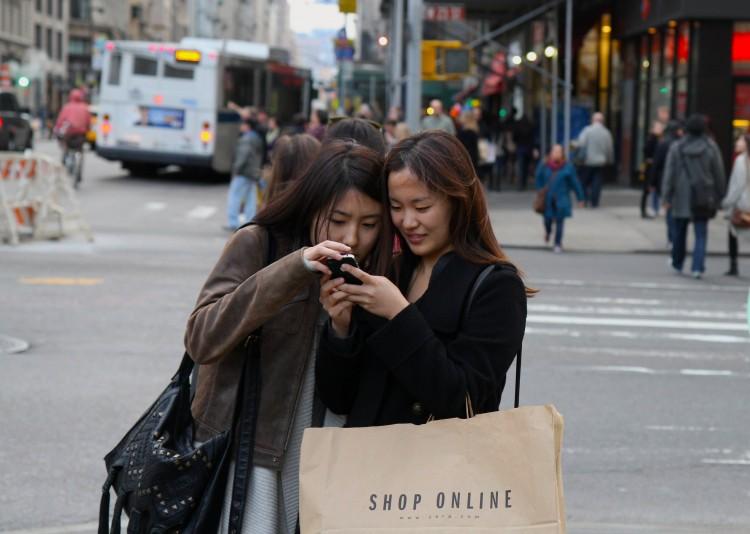 Smartphones Shift Conventional Walking Patterns