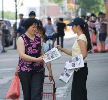 Australian Public Defends Epoch Times Distributor From Attack